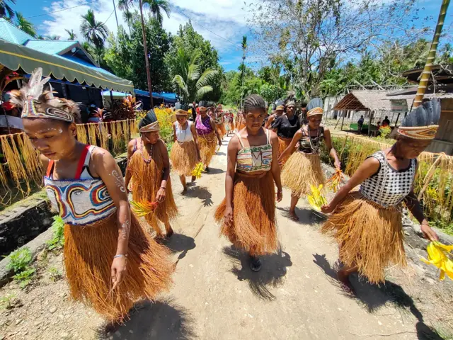 Tarian tradisional Namblong Papua
