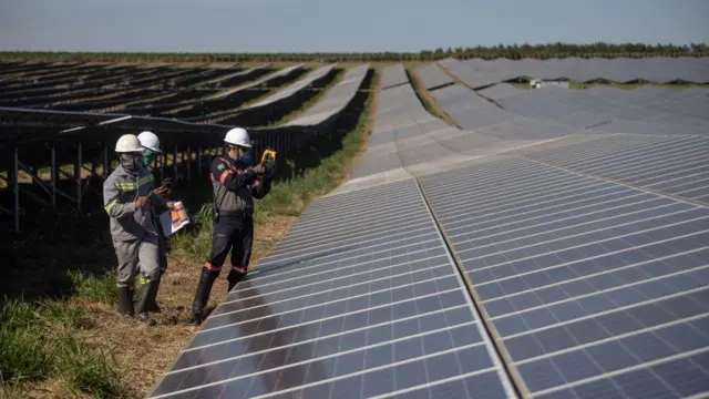 Painéis fotovoltaicos em usina solar Guaibê da AES Tiete em Bauru (SP)