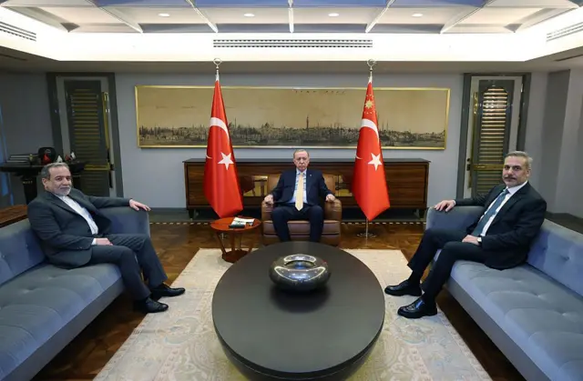 Türkiye Cumhurbaşkanı Recep Tayyip Erdoğan (ortada), 30 Ocak 2026'da İstanbul'da İran Dışişleri Bakanı Abbas Araghchi'yi (solda) kabul etti. Kabul törenine Türkiye Dışişleri Bakanı Hakan Fidan (sağda) da katıldı.