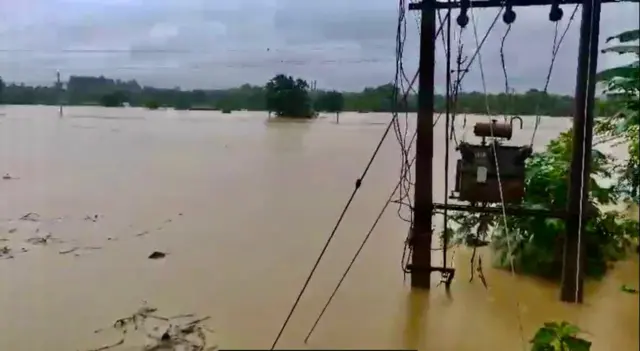 জলমগ্ন এলাকাগুলিতে চার-পাঁচদিন ধরে বিদ্যুৎহীন হয়ে রয়েছে