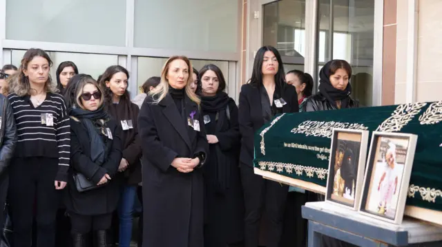 Kadın hakları savunucuları ve bazı siyasetçilerin, İstanbul'da ölü bulunan 30 yaşındaki Fatmanur Çelik ve sekiz yaşındaki kızının tabutunun önüne beklediği görülüyor. 