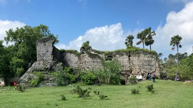 ඩෙල්ෆ් බලකොටුවේ ඉහළට නැගි විට නිල්පැහැ සුන්දර මුහුද දිස්වෙයි.