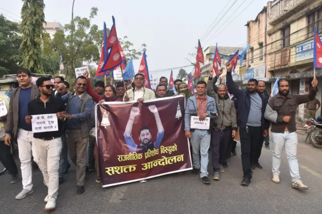 हिरासतमा रहेका रवि लामिछानेलाई वीरगन्जमा लगिएका बेला उनको समर्थनमा प्रदर्शन गर्दै उनका समर्थक