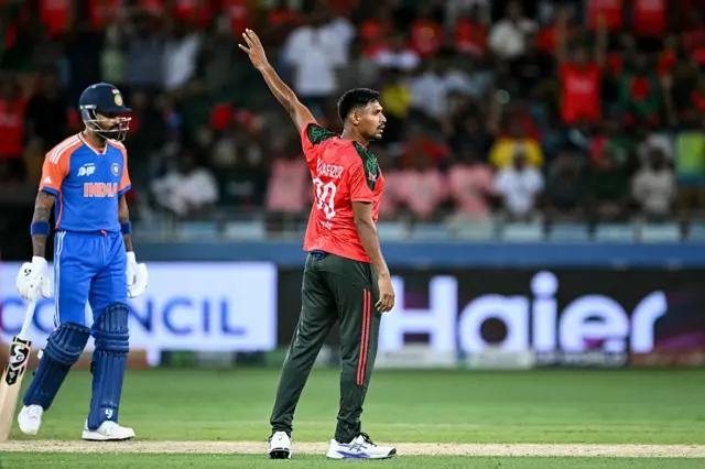 . 18–வது ஓவரில் இரு பவுண்டரிகள் விளாசிய பாண்ட்யாவால், கடைசி இரு ஓவர்களில் பெரிதாக ரன் குவிக்க முடியவில்லை