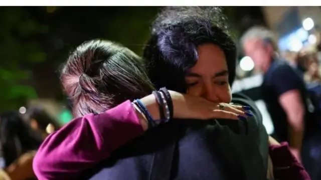 Awon olubakẹdun ree niwaju otẹẹli ti Liam ku si