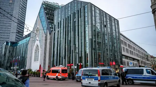 アウグストゥス広場に面した、古い教会に現代建築を組み合わせたライプツィヒ大学の建物の前に、警察や救急の車両が集まっている