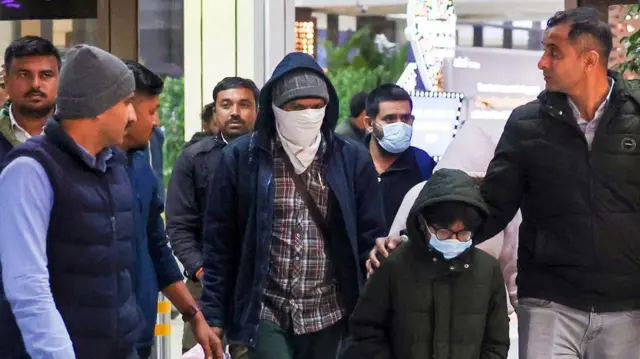 ગુજરાતીઓને અમેરિકામાંથી પાછા મોકલાવાયા, ગુજરાતીઓને અમેરિકામાંથી ડિપૉર્ટ કરાયાં, અમેરિકા, બીબીસી ગુજરાતી, ગુજરાત, અમેરિકા