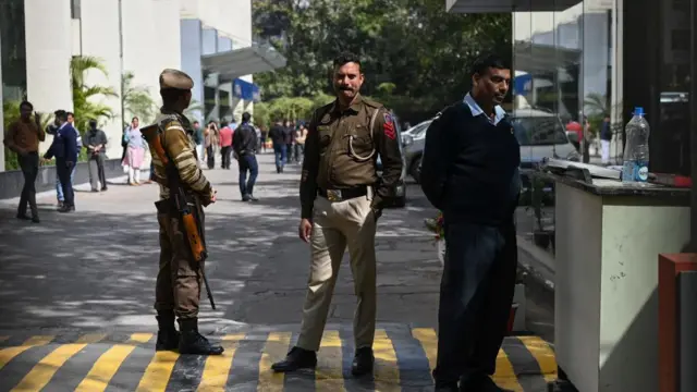 আয়কর হানা চলাকালীন দিল্লিতে বিবিসির দপ্তরের বাইরে সশস্ত্র পুলিশ