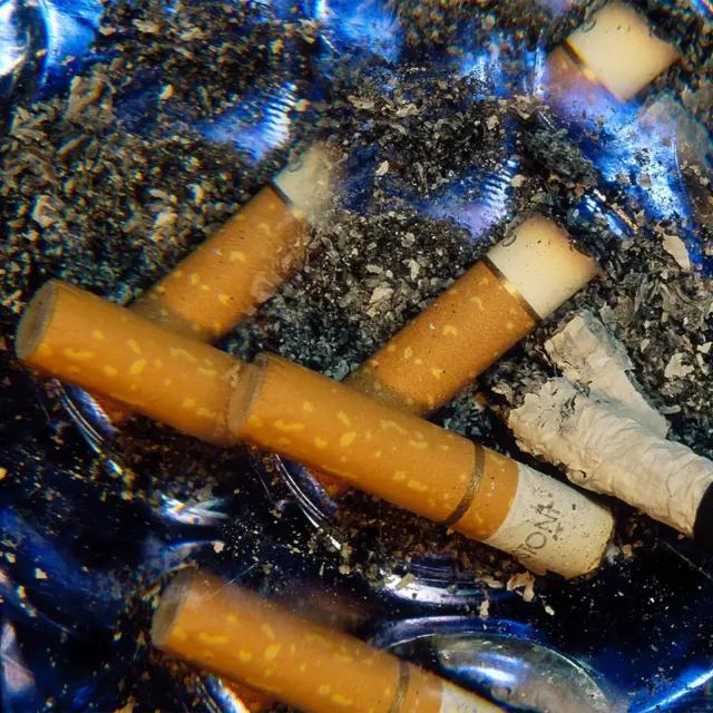 一堆烟蒂在烟灰缸中