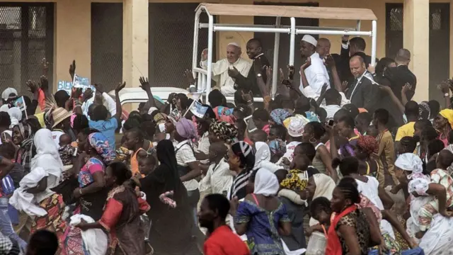 ፓፕ ፍራንሲስ በ2015 በአፍሪካ ጉብኝት ሲያደርጉ