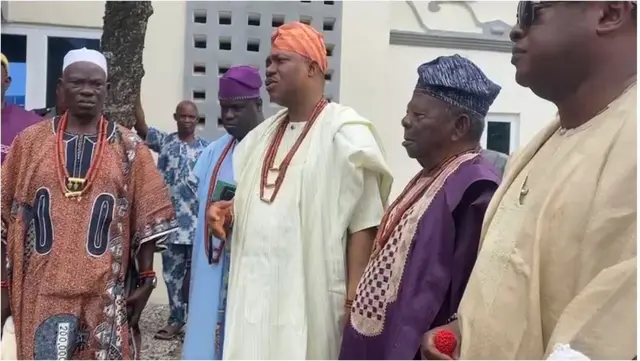 Olowo ti Owo re e to n ba awọn obinrin naa sọrọ, lasiko ti wọn ṣe iwọde de aafin rẹ