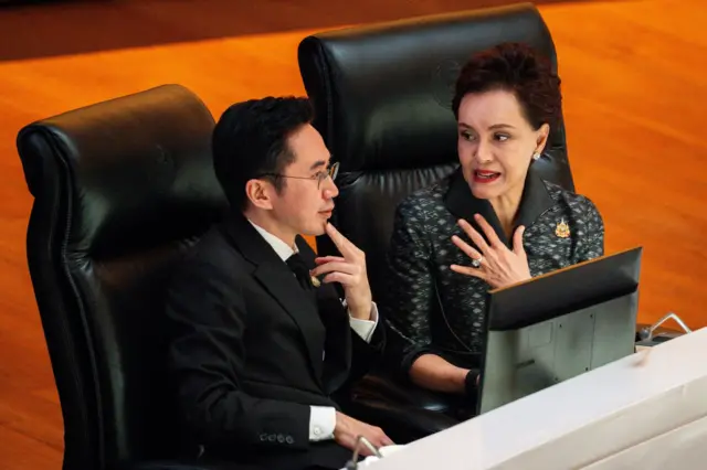 ยศชนัน วงศ์สวัสดิ์ รมว.อว. กับ ศุภจี สุธรรมพันธุ์ รองนายกฯ และ รมว.พาณิชย์ หารือกันในระหว่างการแถลงนโยบายของรัฐบาล