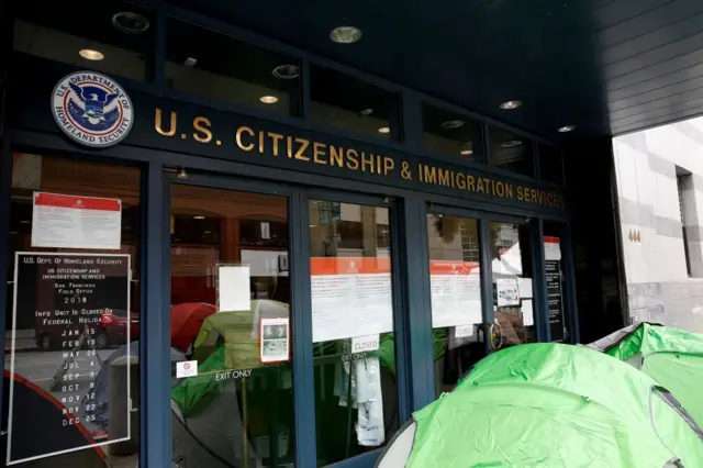 Aksi protes dengan berkemah di kantor ICE, San Francisco, California 2018.