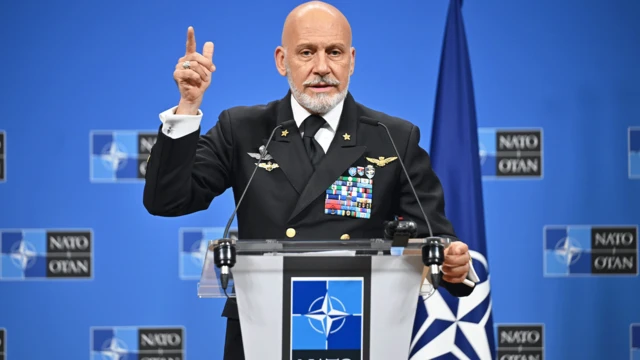 Адмірал Джузеппе Каво Драгоне виступає за трибуною НАТО