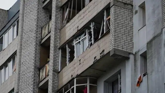 Будинок з вибитими вікнами після обстрілу