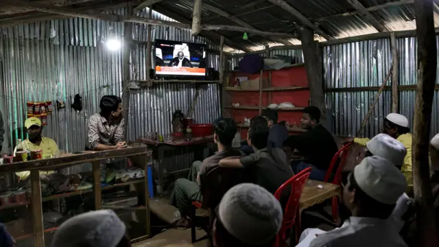 ICJ အမှု ကိစ္စကို စိတ်ဝင်တစား စောင့်ကြည့်နေကြတဲ့ ဘင်္ဂလားဒေ့ရှ်ရောက် ဒုက္ခသည်စခန်းထဲက လူများ