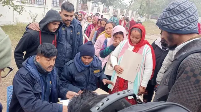 म्यादी प्रहरीको आवेदन लिन लामबद्ध महिलाहरू