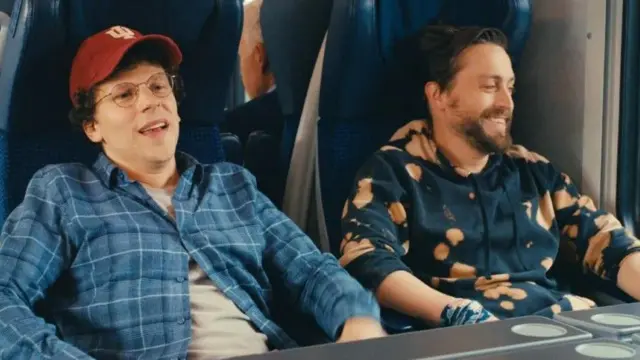 Головні ролі у стрічці зіграли Джессі Айзенберг та Кіран Калкін