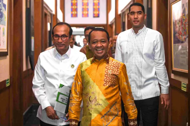 Menteri ESDM Bahlil Lahadalia (kedua kiri) didampingi Anggota Dewan Energi Nasional (DEN) Satya Widya Yudha (kiri) bersiap memberikan keterangan pers terkait Perkembangan Terkini Timur Tengah dan Implikasi Terhadap Sektor ESDM di kantor Kementerian ESDM, Jakarta, Selasa (3/3/2026). Menteri ESDM memastikan ketersediaan bahan bakar minyak (BBM), termasuk elpiji, dalam keadaan aman terkendali, dengan jumlah pasokan BBM dan elpiji di Indonesia masih tersedia hingga 21 hari ke depan. 