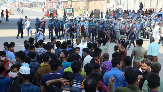 পুলিশের সাথে শ্রমিকদের সংঘর্ষে এক শ্রমিকের মৃত্যু হয়েছে।