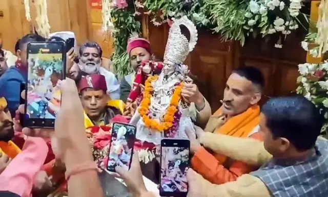 अक्षय्य तृतीयेच्या दिवशी यमुनोत्री मंदिराचे दरवाजे उघडले गेले.