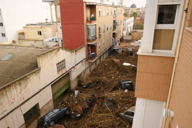 Banjir bandang dari perspektif balkon di Valencia, Spanyol.