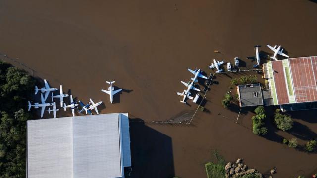 Aviões em meio a inundação