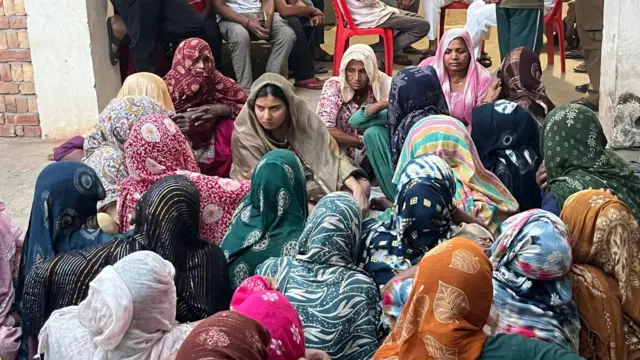 इक़रा हसन मृतक मोनू कश्यप के घर में