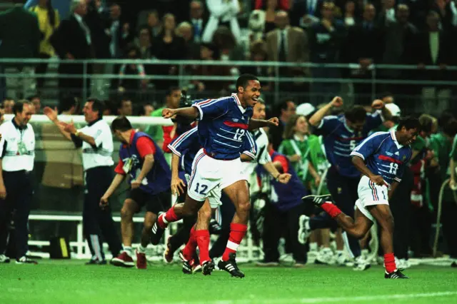 لاعبون فرنسيون يحتفلون بعد الفوز على البرازيل في نهائي مونديال 1998