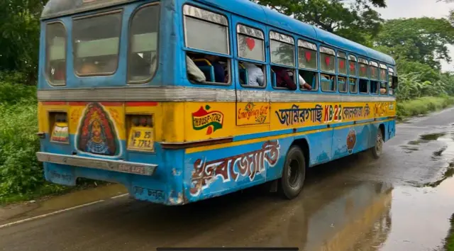 জিরেনগাছি এলাকা দিয়ে সবসময়েই চলছে গাড়ি আর মানুষজনের চলাফেরা