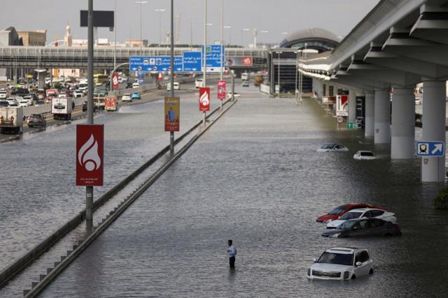 Estrada inundada, com carros rodeados por água