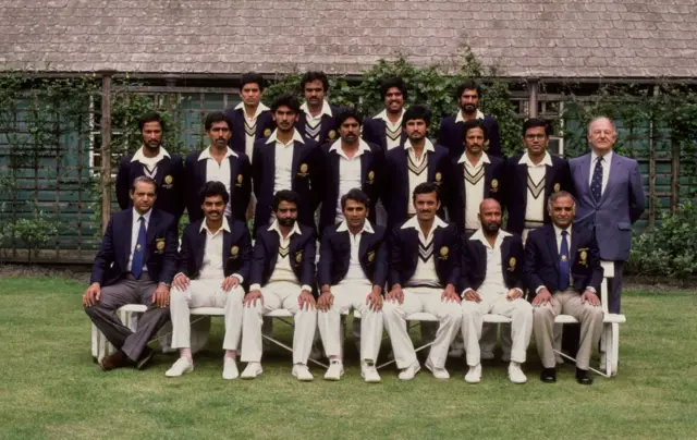 1982માં ઇંગ્લૅન્ડ ગયેલી ભારતીય ટીમ લૉર્ડ્સમાં, કૅપ્ટન સુનીલ ગાવસ્કર (વચ્ચે), સૈયદ કિરમાની (પ્રથમ રોમાં બીજા), કપિલ દેવ (મધ્ય) અને દિલીપ દોશી (મધ્ય રેખામાં બીજા)