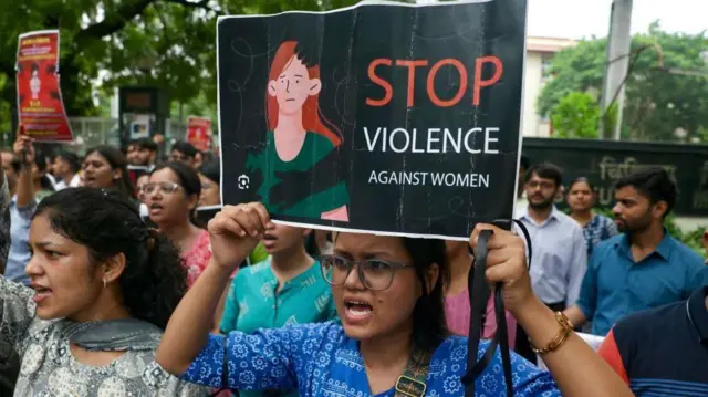 पुरुषों के अनुभव रात को लेकर अलग होते हैं जबकि महिलाएं रात को सिर्फ़ डर से जोड़कर देखती हैं