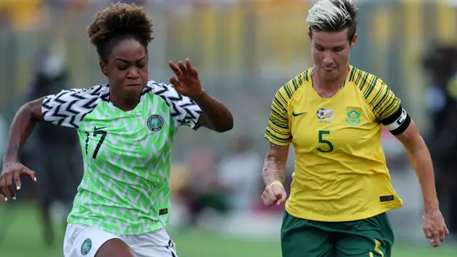 Agbabọọlu Super Falcons ati agbabọọlu South Africa kan