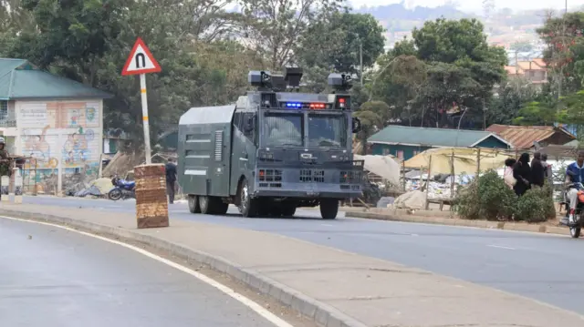 ፖሊስ አስለቃሽ ጭስ እና ከፍተኛ ኃይል ያለው ውሃ ተጠቅሟል