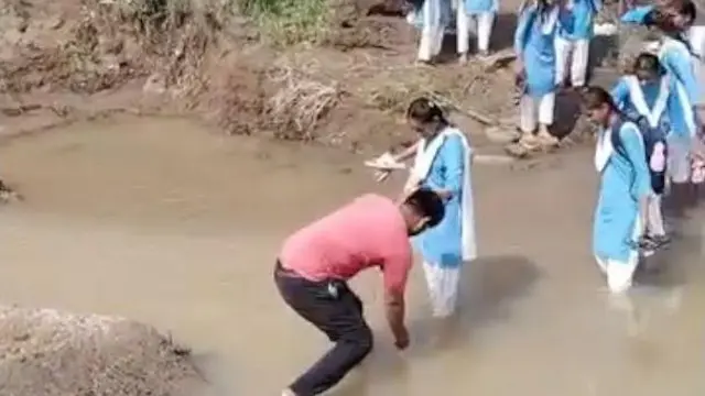 नदी पार कर स्कूल जाते स्टूडेंट्स