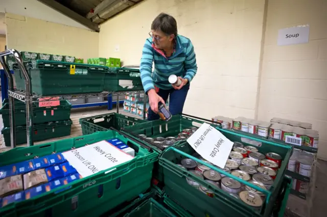 Distribuição de enlatados em banco de alimentos no Reino Unido 