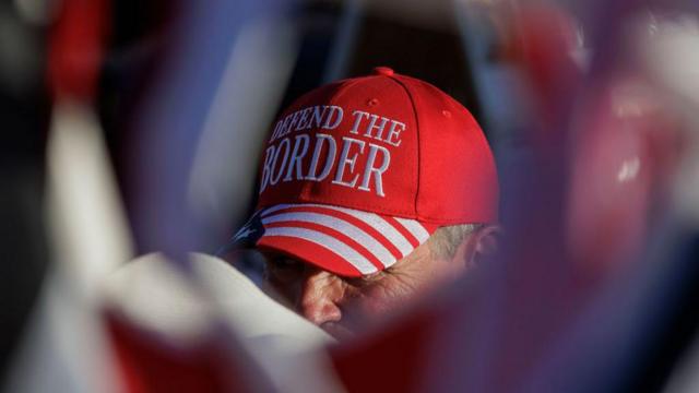 ‘국경을 지키자’는 글귀가 적힌 모자를 쓴 트럼프 지지자