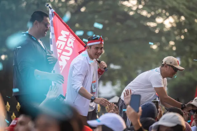 Teddy Indra Wijaya (memegang bendera), salah seorang loyalis Prabowo dari generasi muda.