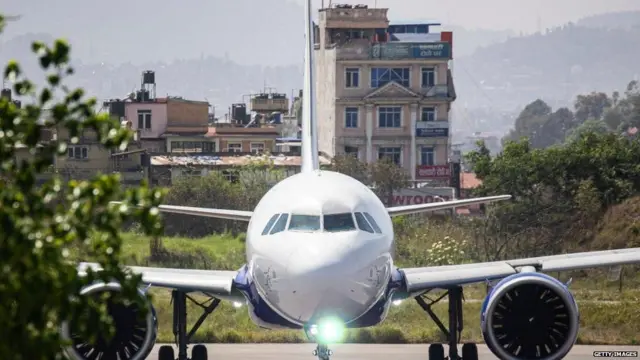  વિમાનમાં કોઈનું મૃત્યુ થાય તો શું થાય? કતાર ઍરવેઝ, ક્વાન્ટાસ એરલાઇન, ઑસ્ટ્રેલિયન કપલ, બીબીસી ગુજરાતી સાથે સમજો, બીબીસી ગુજરાતી, બીબીસી ન્યૂઝ ગુજરાતી 