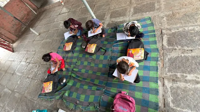 परदेशीवाडी येथील विद्यार्थी