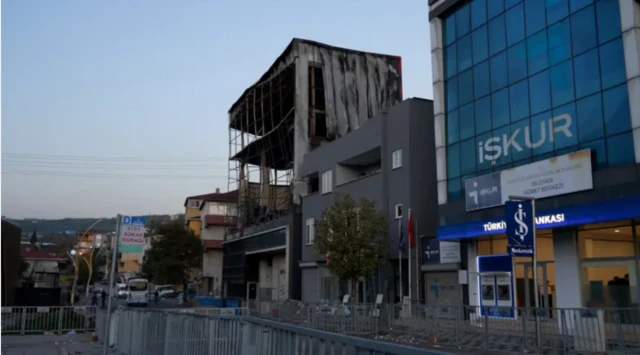 Yanan binanın birkaç metre yanında İŞKUR'un hizmet merkezi var.