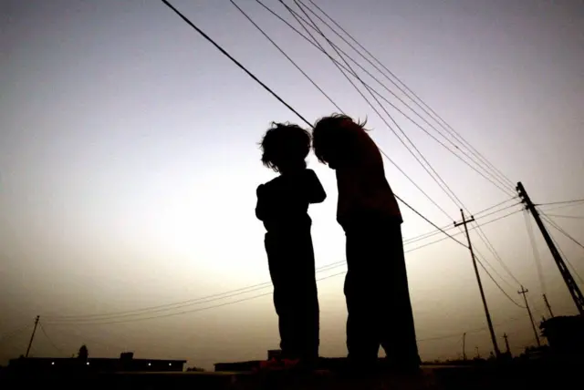 2005'te kampta çekilen fotoğrafta görülen iki küçük kız