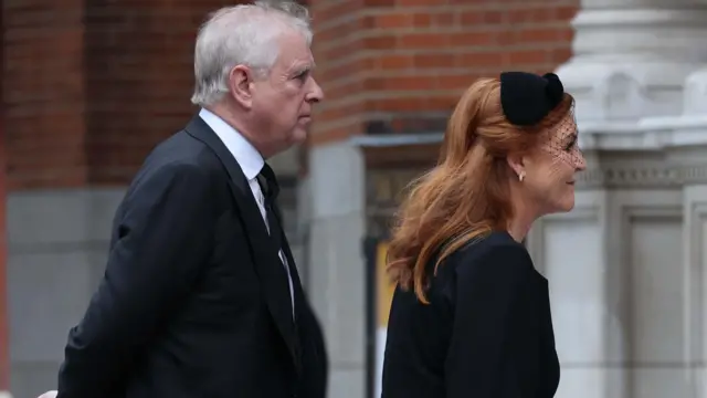 एंड्रयू और उनकी पूर्व पत्नी सारा फर्ग्यूसन को ताजा ईमेल से शर्मिंदगी का सामना करना पड़ रहा है