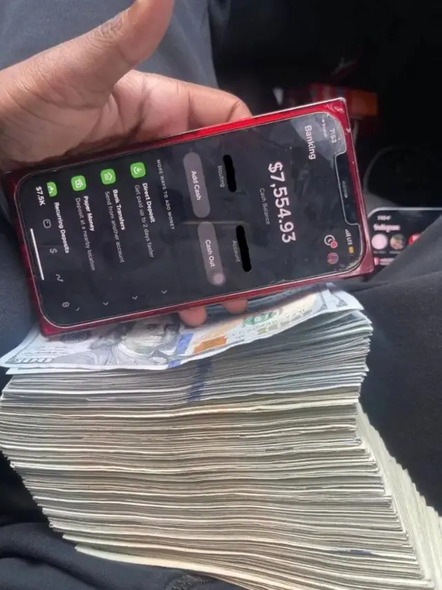 Un téléphone et une liasse d'argent