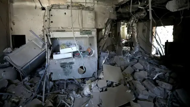 हमले के कारण तबाह हुई लैब की तस्वीर