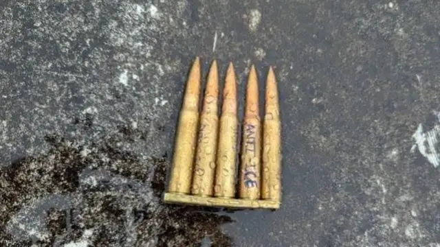Патроны, найденные рядом с нападавшим на сотрудников ICE в Даласе, надпись на гильзе «Против ICE»