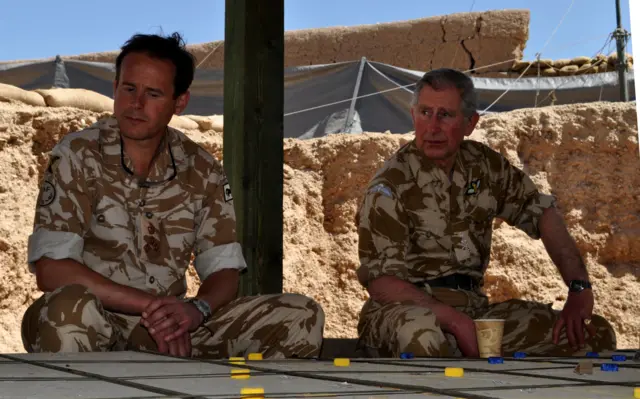 شاهزاده چارلز در کنار سرباز بریتانیایی در نادعلی هلمند، ۲۵ مارچ/مارس ۲۰۱۰