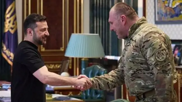 युक्रेनचे राष्ट्राध्यक्ष झेलेन्स्की यांना सुरक्षा सेवा (एसएसयू) प्रमुख वासिल मालियुक यांनी रशियन लष्करी हवाई तळांवरील कारवाईची माहिती दिली.