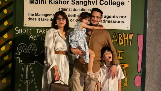 जावेद, उनकी पत्नी मरियम और उनके दो बच्चों की पिछले साल एयर इंडिया विमान दुर्घटना में मृत्यु हो गई थी